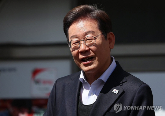 이재명 더불어민주당 대선 후보가 10일 경남 창녕군 창녕공설시장을 찾아 즉흥 연설을 하고 있다. 연합뉴스